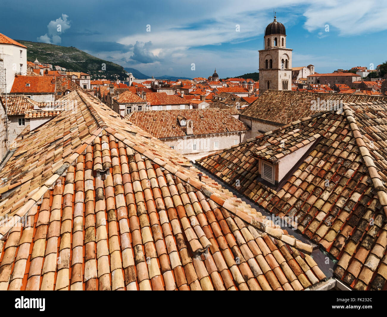Dubrovnik, Croatie vue sur la ville avec vue sur la mer avec l'île de Lokrum et toits rouge et brun Banque D'Images