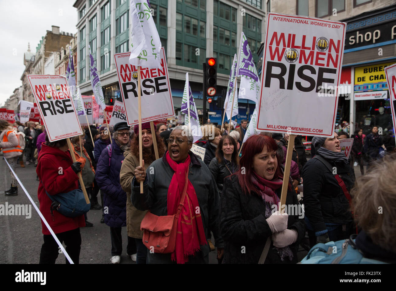 Londres, Royaume-Uni. 5 mars, 2016. Plus de 1 200 femmes La Journée internationale de la femme, en se joignant à la montée des femmes 'Million' mars contre la violence domestique. Credit : Mark Kerrison/Alamy Live News Banque D'Images