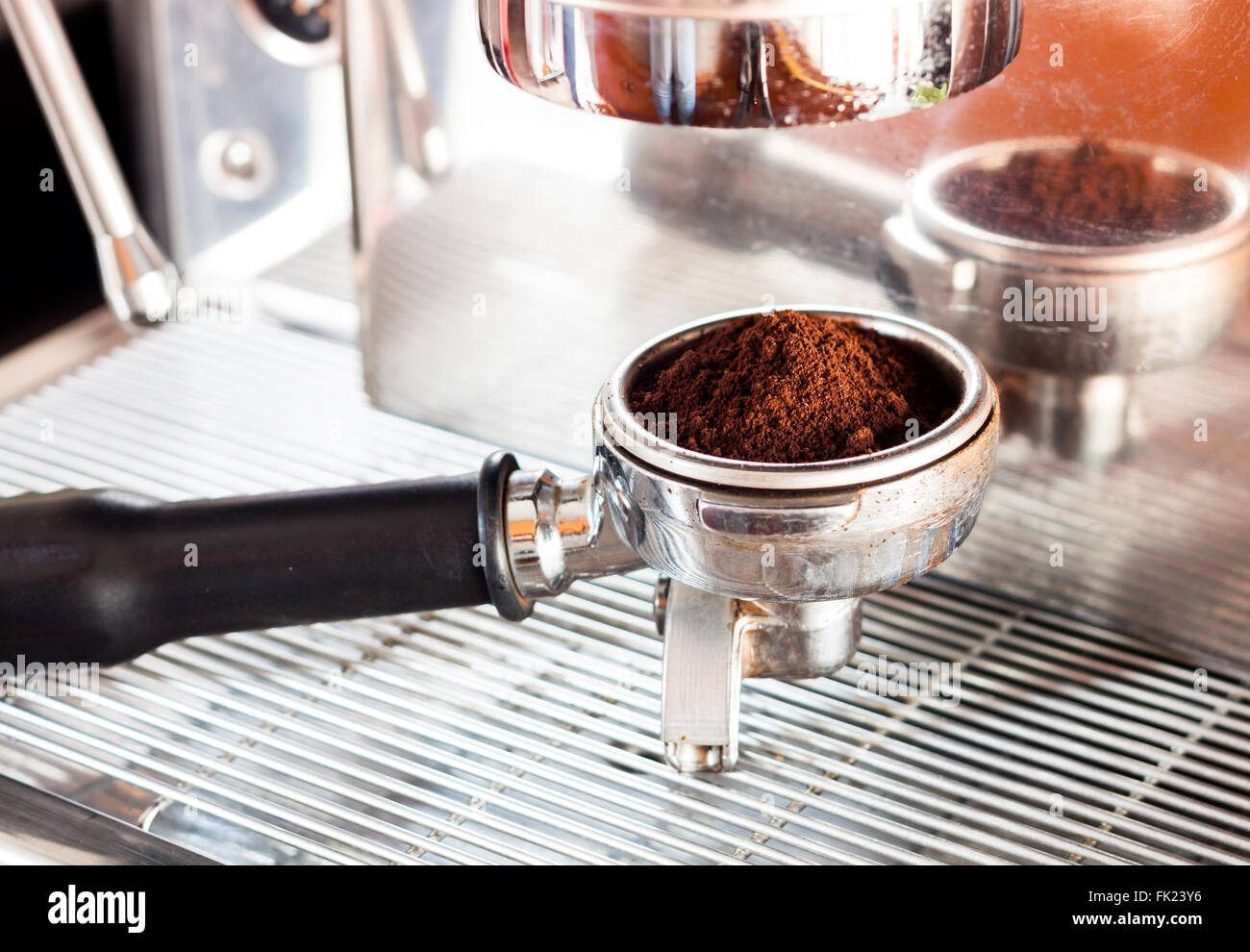 Groupe de grind dans le café avec une machine à café avec style vintage, stock photo Banque D'Images