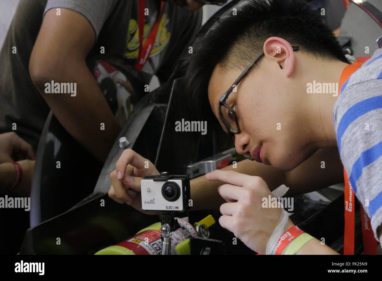 Un étudiant en ingénierie de l'Université technologique de Nanyang vérifie la lecture de la piste après leur juste obtenu la deuxième place en vertu de la catégorie prototype au cours de Shell Eco-Marathon 2016 aux Philippines. Shell Eco-Marathon est une course à l'innovation où les étudiants de différentes universités des autres parties du monde pour participer. C'est leur troisième et dernière année aux Philippines avant de passer le concours dans un autre pays. Ce concours est organisé par Shell pour encourager l'esprit d'innovation pour construire un plus haut rendement énergétique qui peuvent aider l'environnement et économique gro Banque D'Images