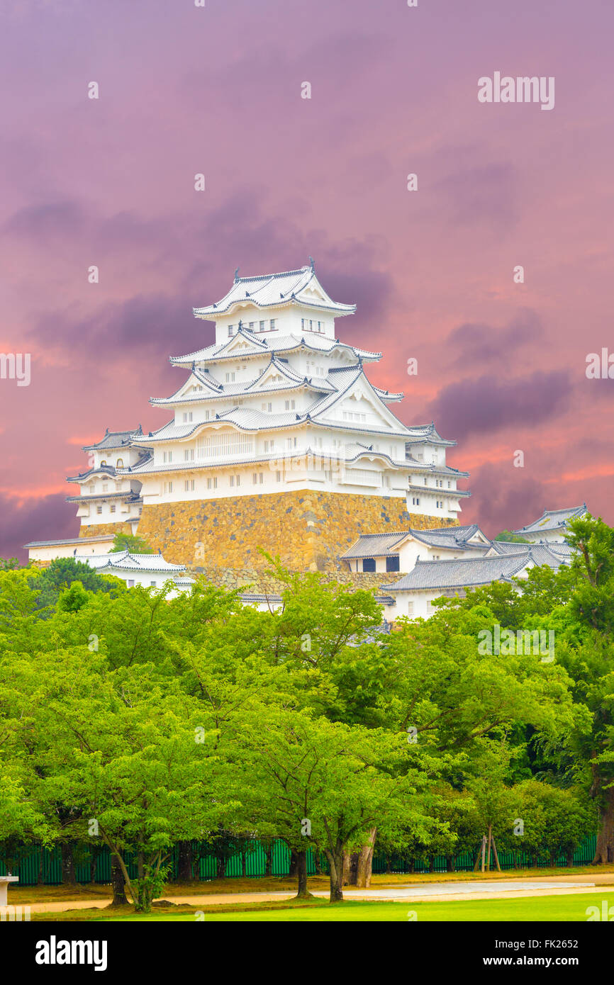 Beaux détails de Himeji-jo Château pendant le coucher du soleil calme soir de l'été à Himeji, Japon après 2015 rénovation terminée. Banque D'Images