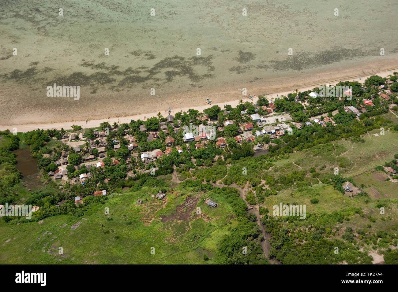 Un village de pêcheurs philippins - Vue aérienne de Camarines Sur côte et des îles Banque D'Images