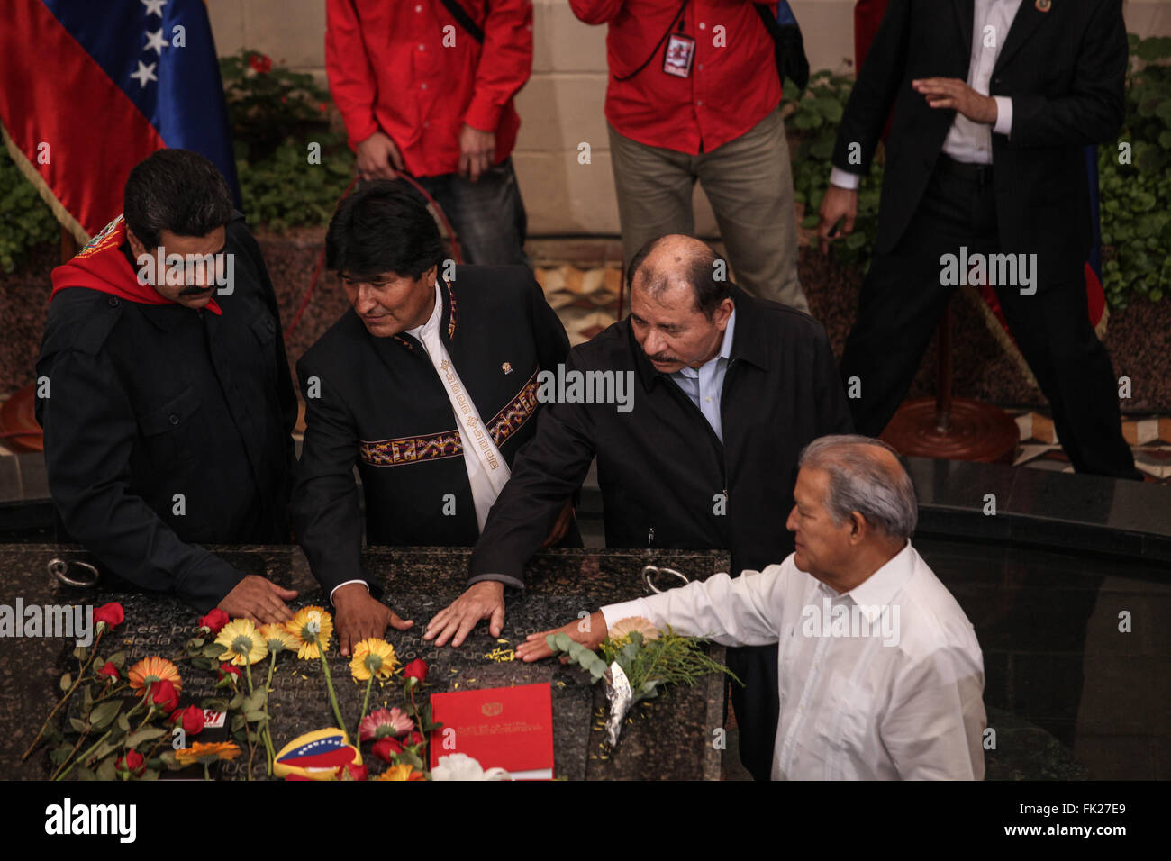 Caracas, Venezuela. 5e Mar, 2016. Le président vénézuélien Nicolas Maduro (1ère L) et le président bolivien Evo Morales (2L) 3e anniversaire de la commémoration de la mort du Venezuela' s la fin du président Hugo Chavez à Caracas, Venezuela, le 5 mars 2016. Chavez, qui avait été président du Venezuela depuis février 1999, est décédé le 5 mars 2013 à l'âge de 58 ans après deux ans de lutte contre le cancer. © Boris Vergara/Xinhua/Alamy Live News Banque D'Images