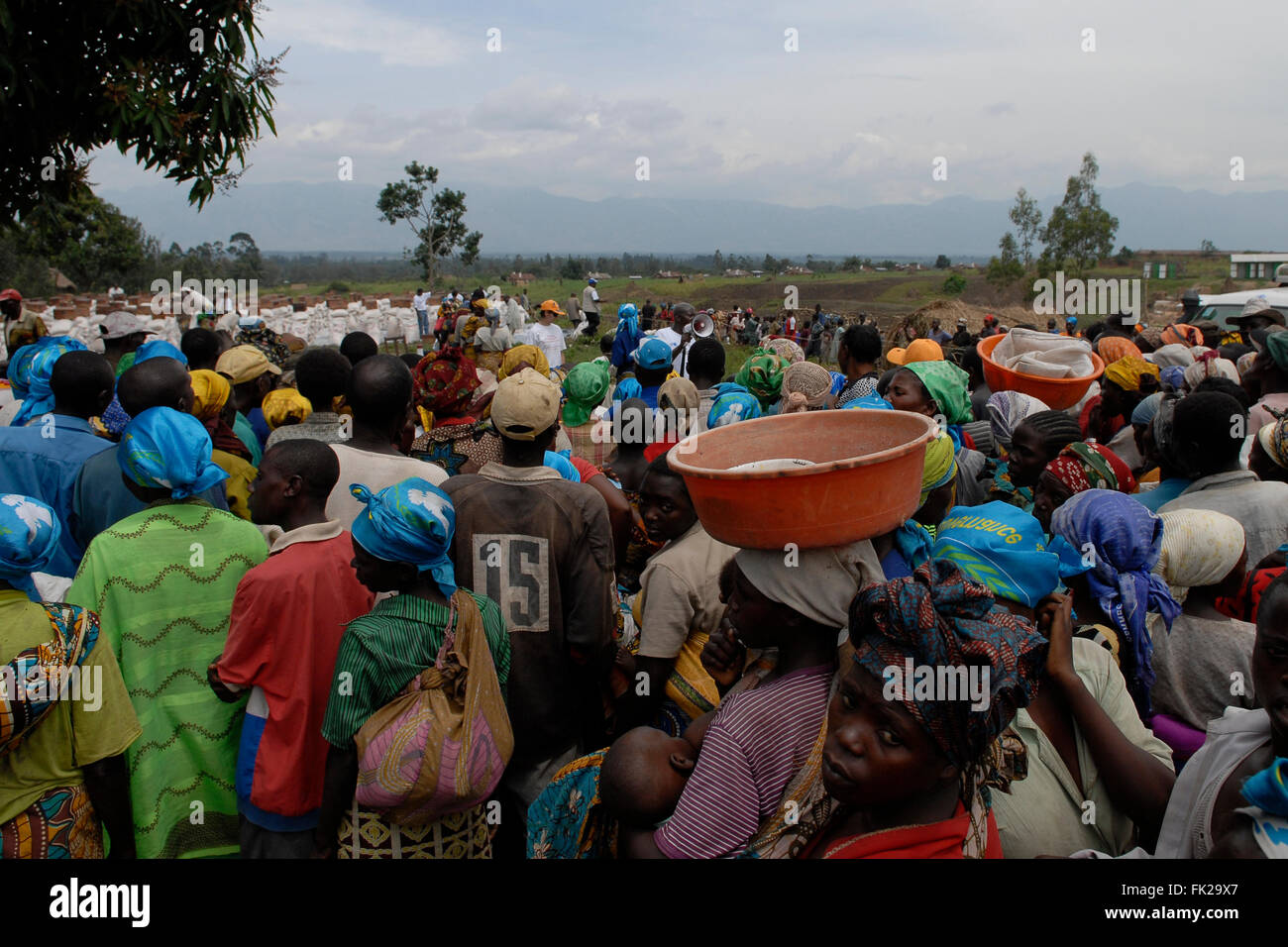 Les personnes déplacées à l'intérieur du pays attendent une distribution de nourriture effectuée par le PAM du Programme alimentaire mondial des Nations Unies dans la province du Nord-Kivu RD Congo Afrique Banque D'Images