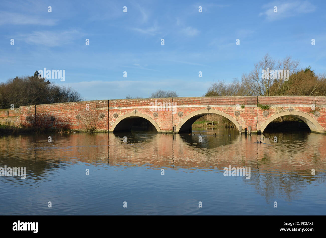 Pont de briques rouges sur suffolk stour Banque D'Images