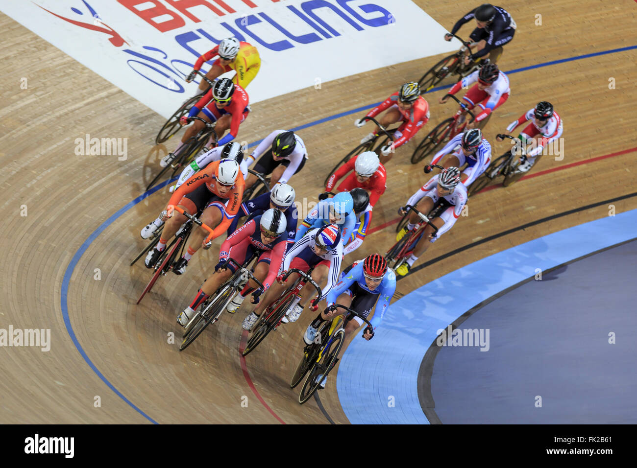 Londres, Royaume-Uni, le 5 mars 2016. 2016 UCI Cyclisme sur Piste Championnats du monde. Laura Kenny (Laura Trott) (Grande-Bretagne) participe à la manche d'ouverture de l'Omnium, la course scratch. Elle a terminé 3e derrière un fin breakaway de Amalie Dideriksen (Danemark) et Simona Frapporti (Italie) et se trouve 2ème au classement général après la première journée - niveau de points avec American Sarah Hammer. Credit : Clive Jones/Alamy Live News Banque D'Images