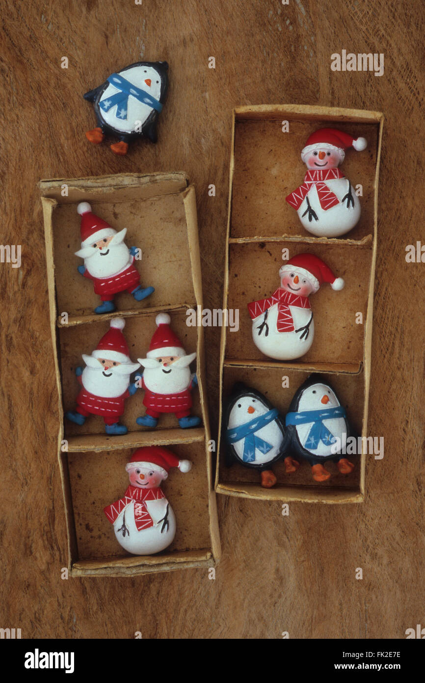 Deux boîtes en carton chacun avec trois compartiments contenant des modèles d'arbres de Noël du Père Noël bonhommes de neige et des pingouins Banque D'Images Deux boîtes en carton chacun avec trois compartiments contenant des modèles d'arbres de Noël du Père Noël bonhommes de neige et des pingouins Banque D'Images