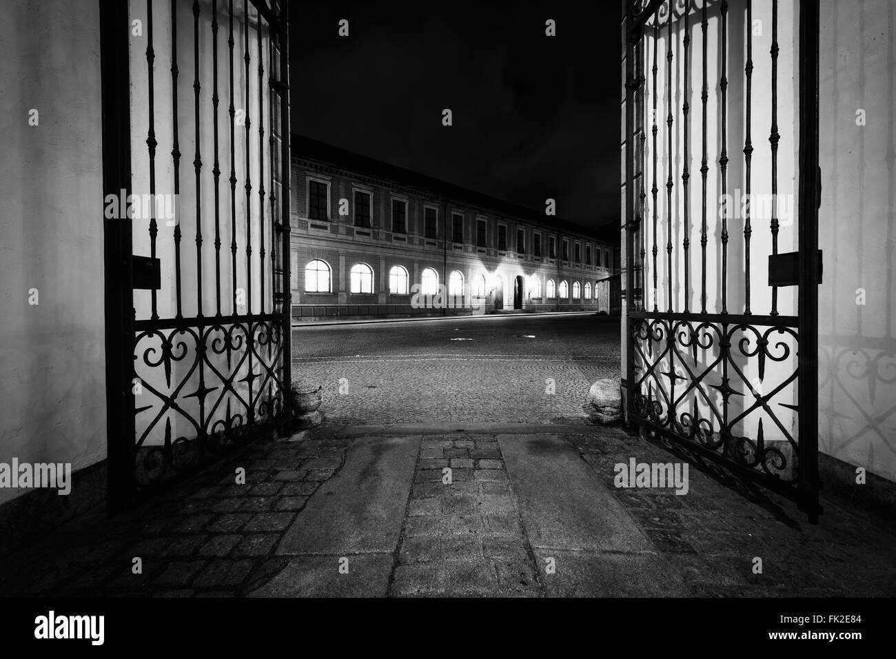Porte de la Cour Brunnenhof à Munich Residenz la nuit, à Munich, en Allemagne. Banque D'Images