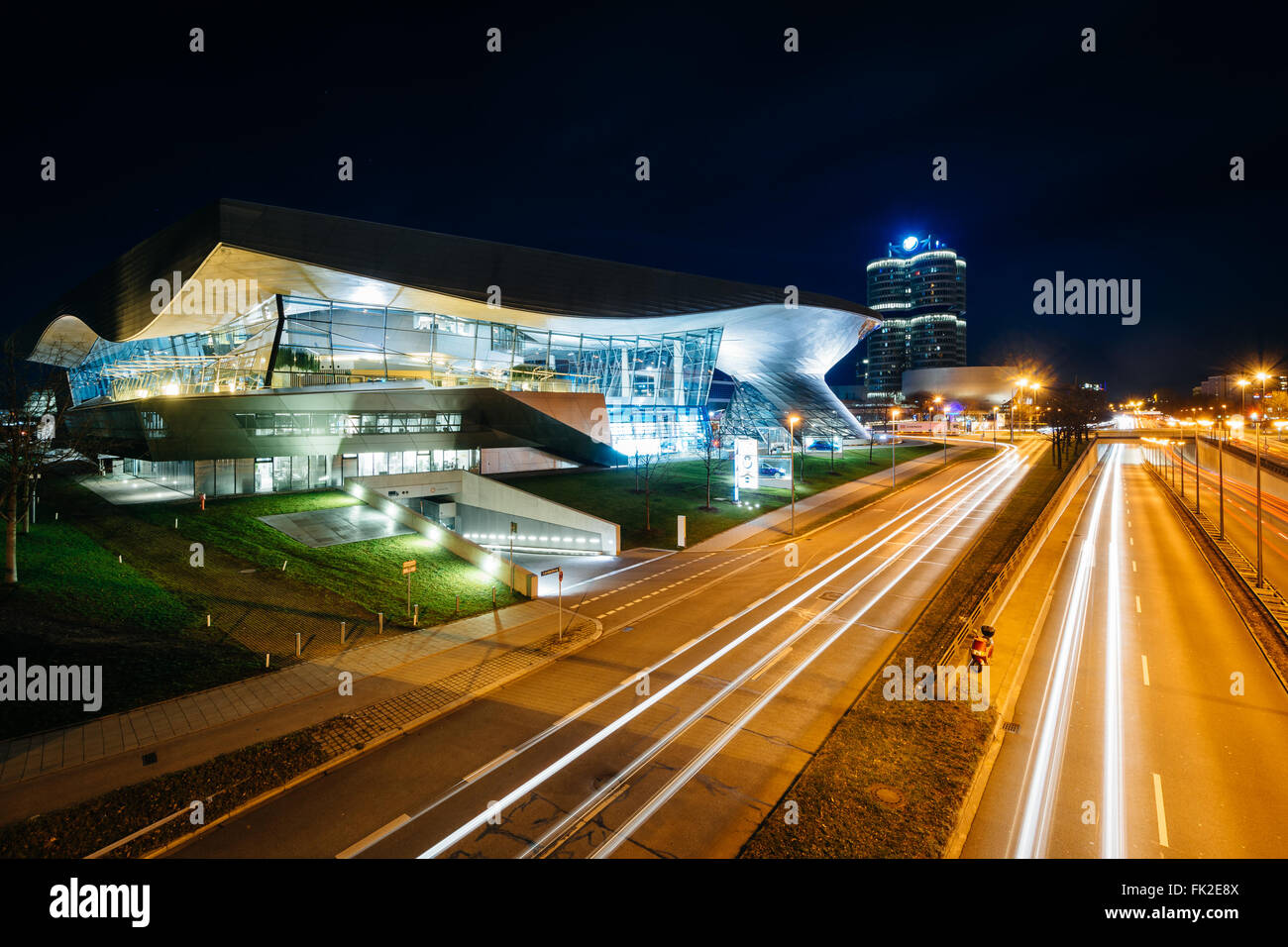 Extérieur de BMW Welt et Georg-Brauchle-Ring de nuit, à Munich, en Allemagne. Banque D'Images