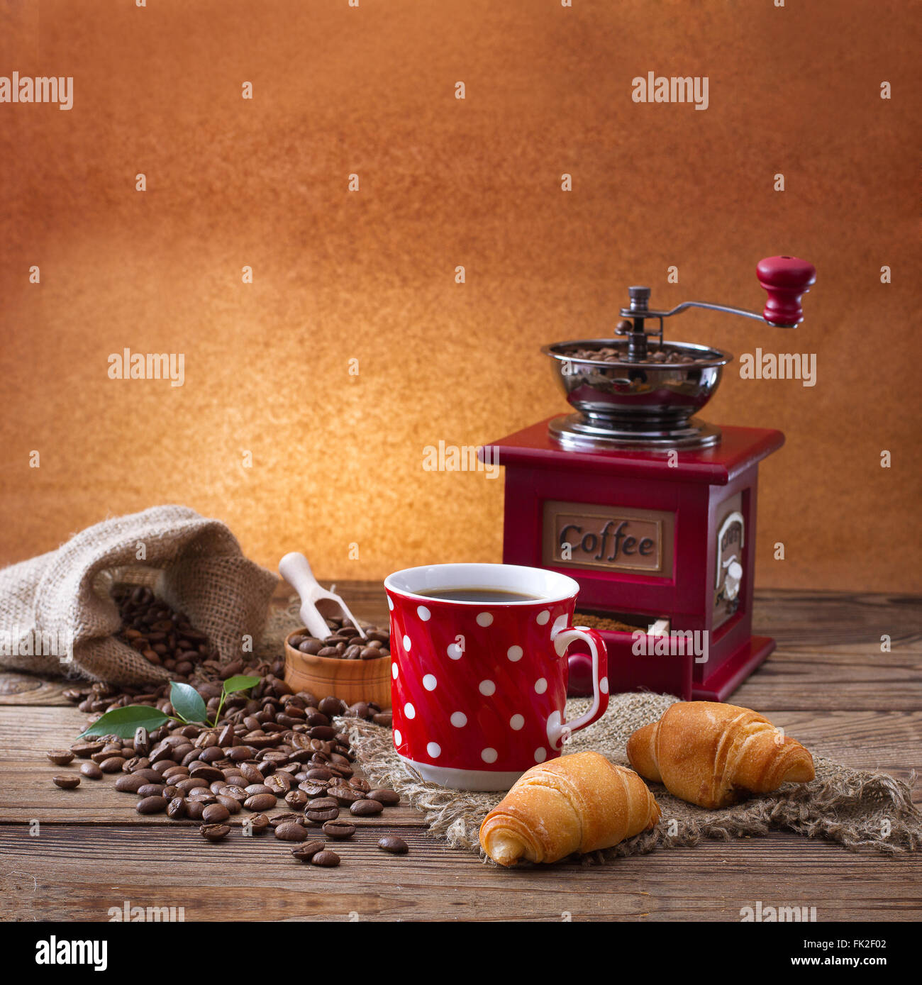 Café chaud dans le café. Le petit-déjeuner avec croissants Banque D'Images