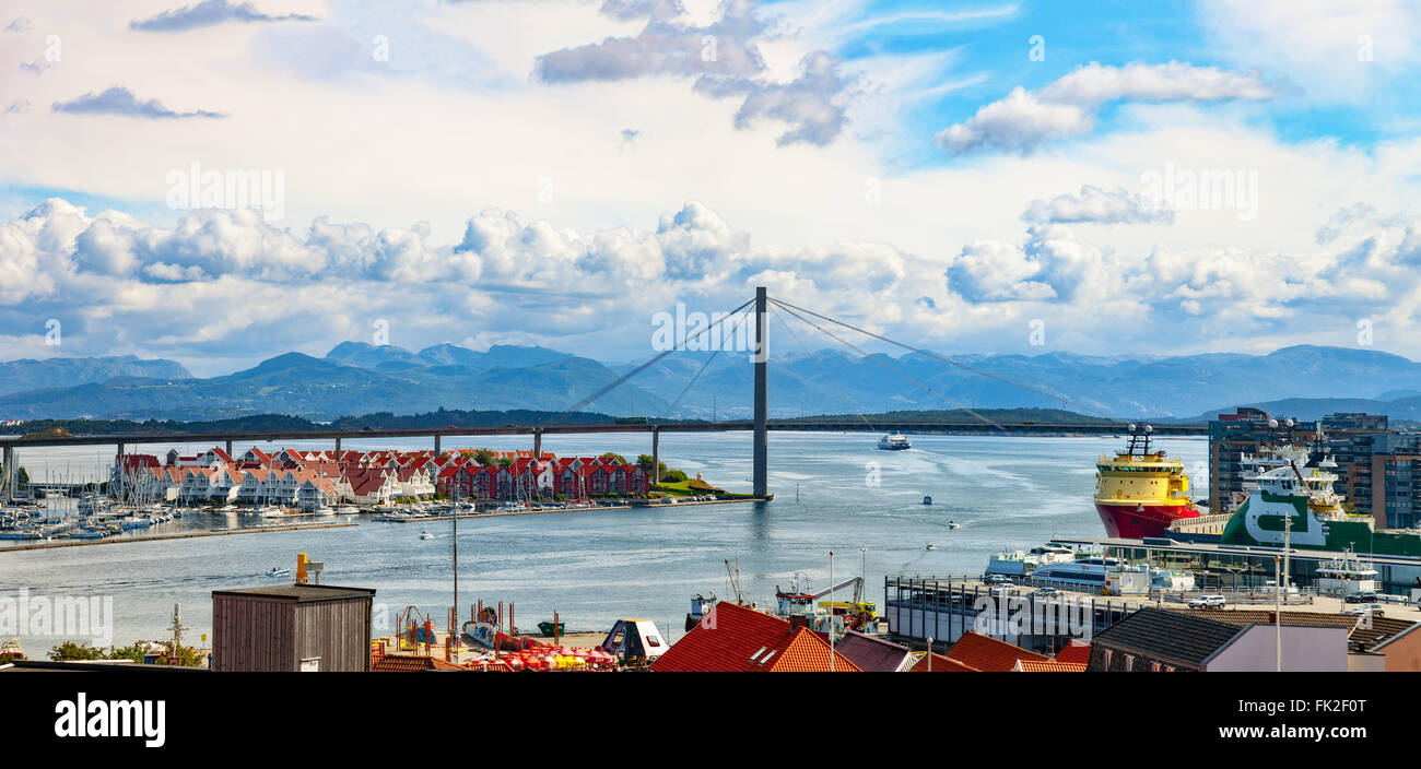 Panorama ville de Stavanger, Norvège avec pont. Banque D'Images