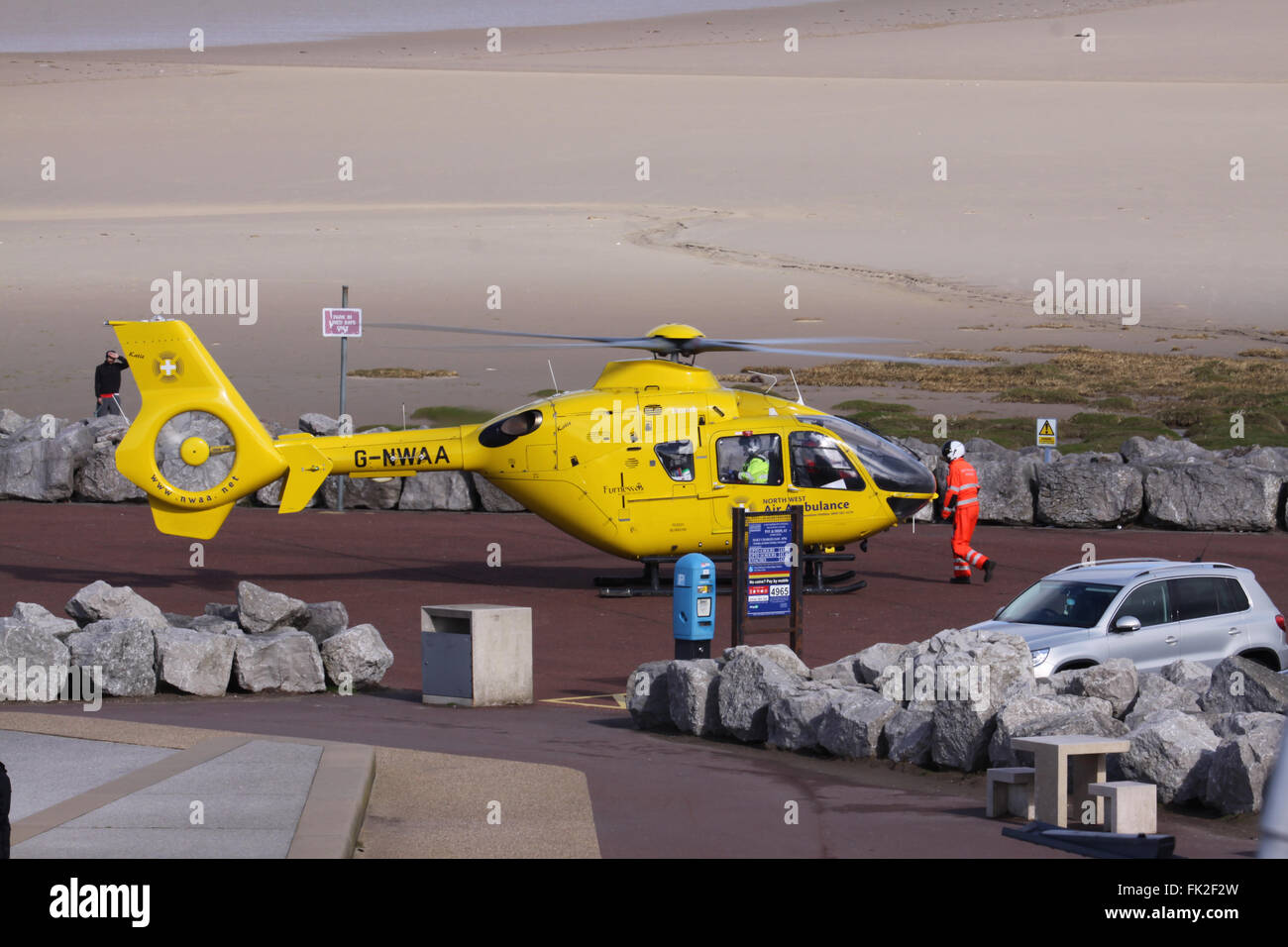 Parking de la batterie, Morecambe, Lancashire, Royaume-Uni, le 5 mars 2016. North West Air Ambulance hélicoptères EC-135 Airbus / G Banque D'Images