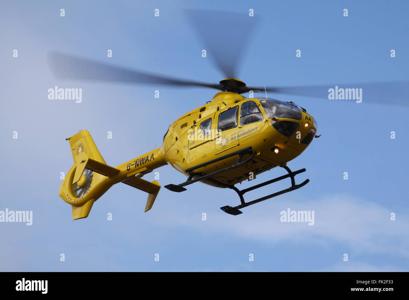 Parking de la batterie, Morecambe, Lancashire, Royaume-Uni, le 5 mars 2016. North West Air Ambulance hélicoptères EC-135 Airbus / G Banque D'Images