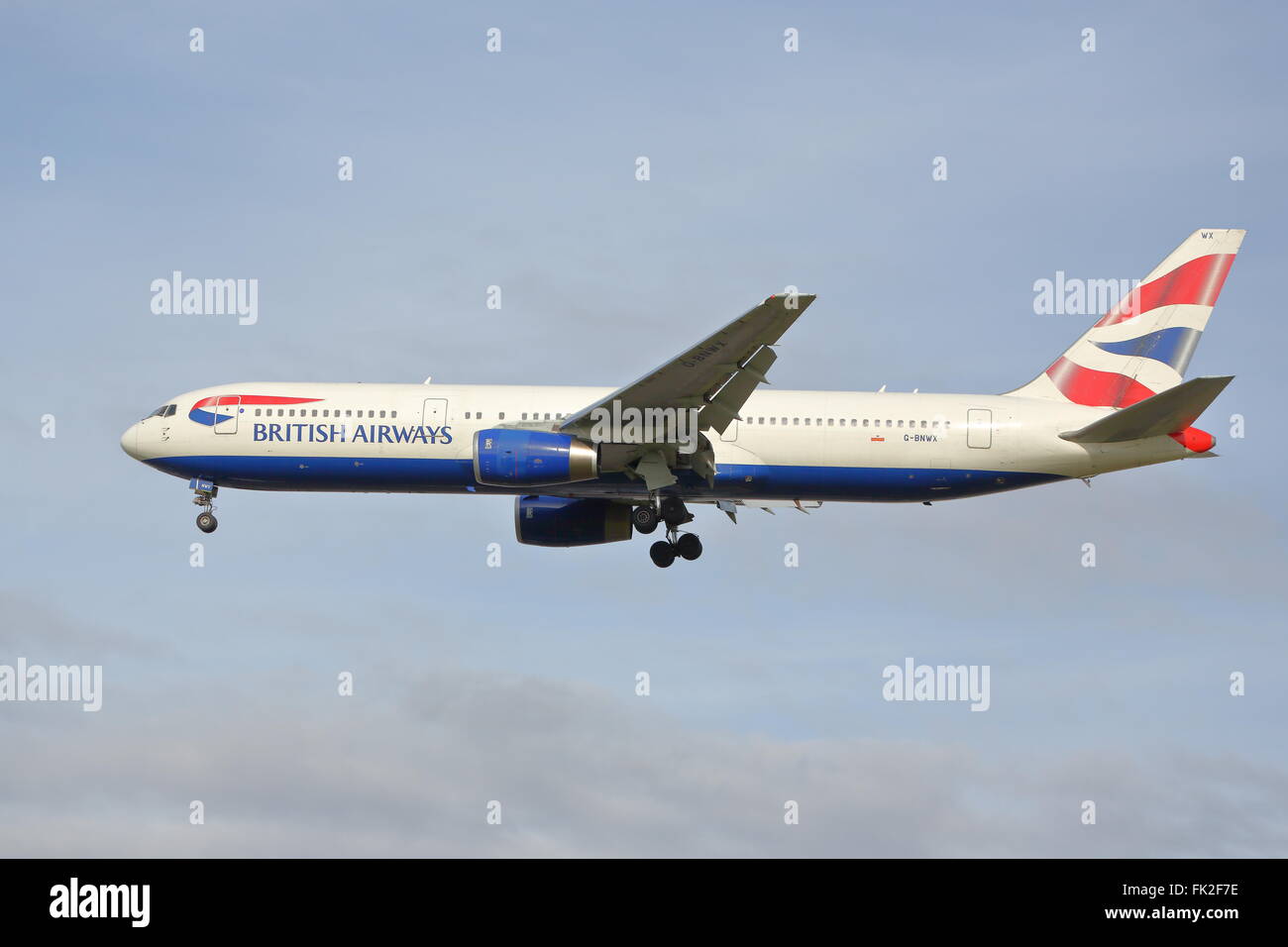 British Airways Boeing 767-300ER G-BNWX l'atterrissage à l'aéroport Heathrow de Londres, UK Banque D'Images