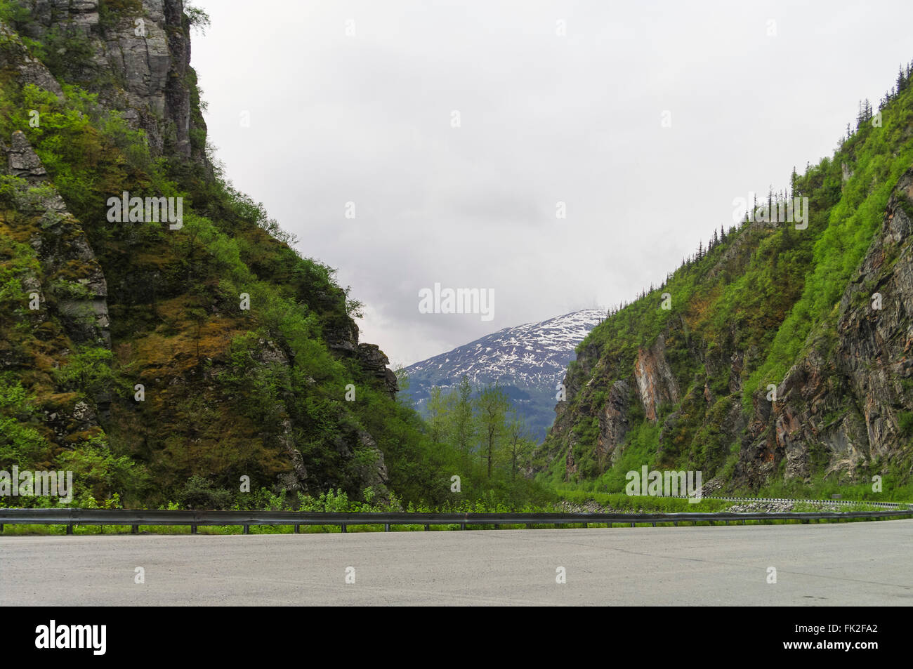 Richardson Highway menant par Keystone Canyon, près de Valdez, Alaska, United States. Ciel couvert. Banque D'Images