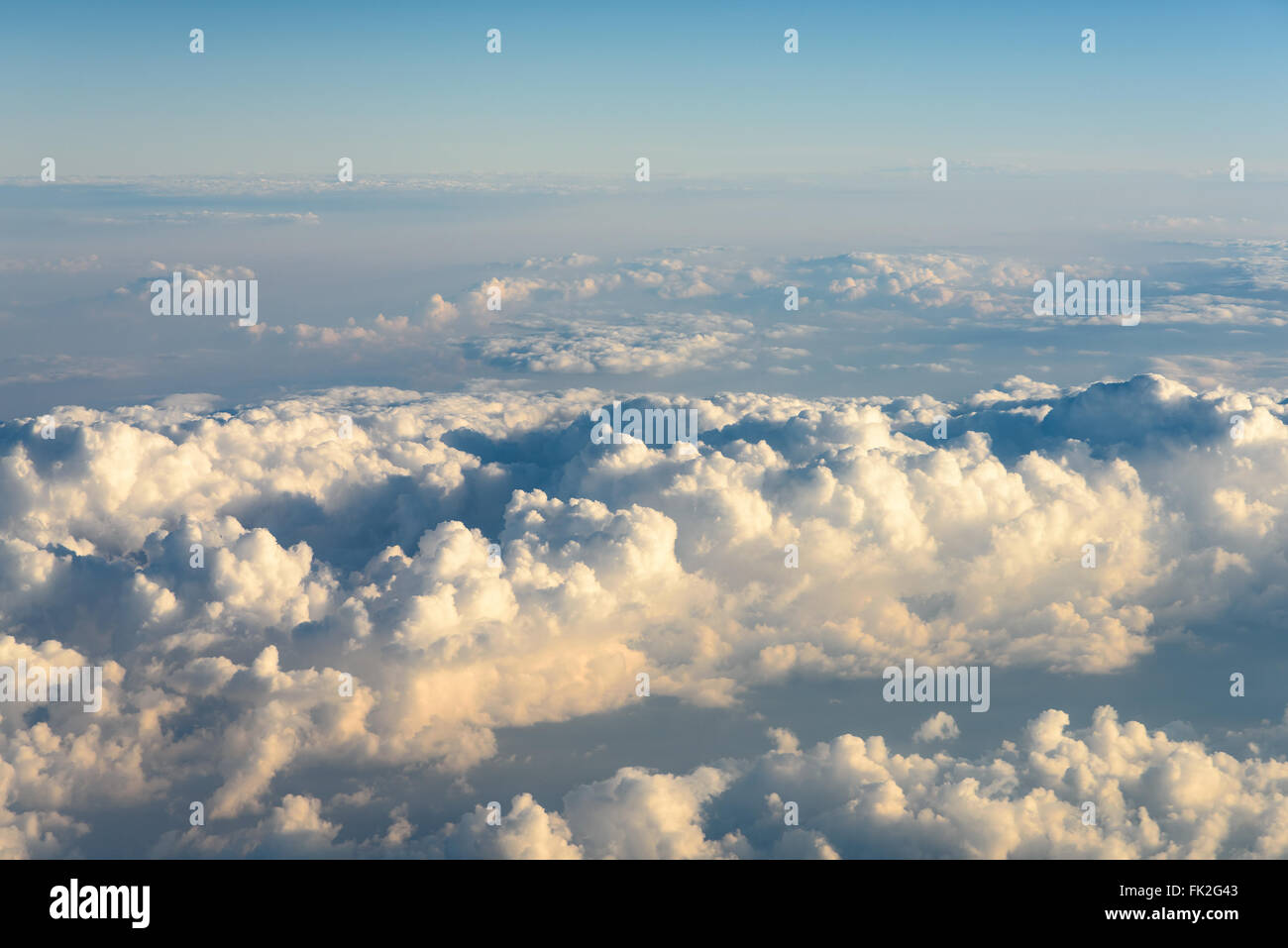 Au-dessus des nuages ciel bleu Landscape Banque D'Images