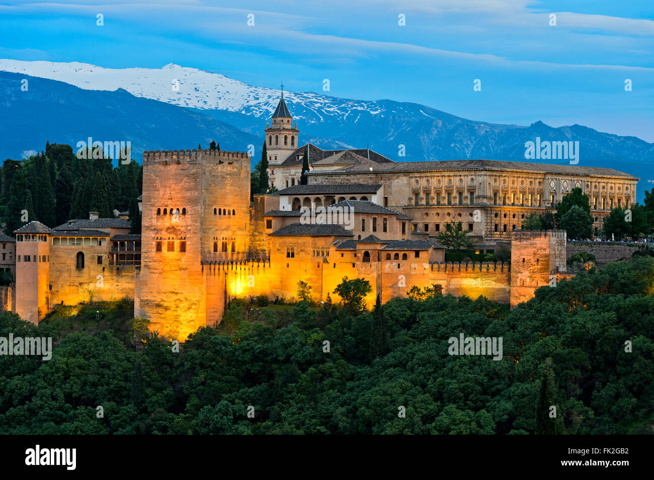 Lumière du soir à l'Alhambra, Site du patrimoine mondial de l'UNESCO, à l'encontre de la Sierra Nevada, Grenade, Andalousie, Espagne Banque D'Images