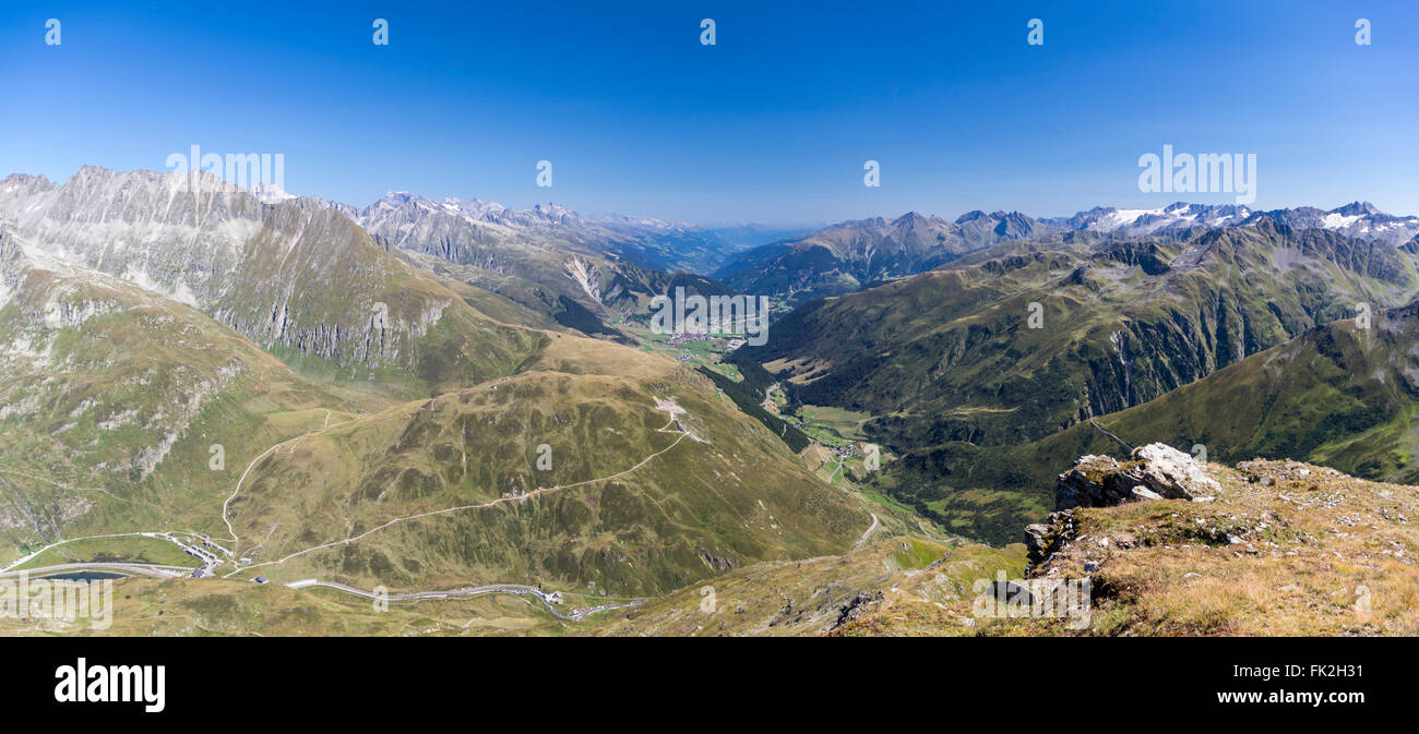 Vue panoramique de Surselva, une vallée entourée de montagnes dans les Alpes Suisses, dans le canton des Grisons/Grisons, Suisse. Banque D'Images