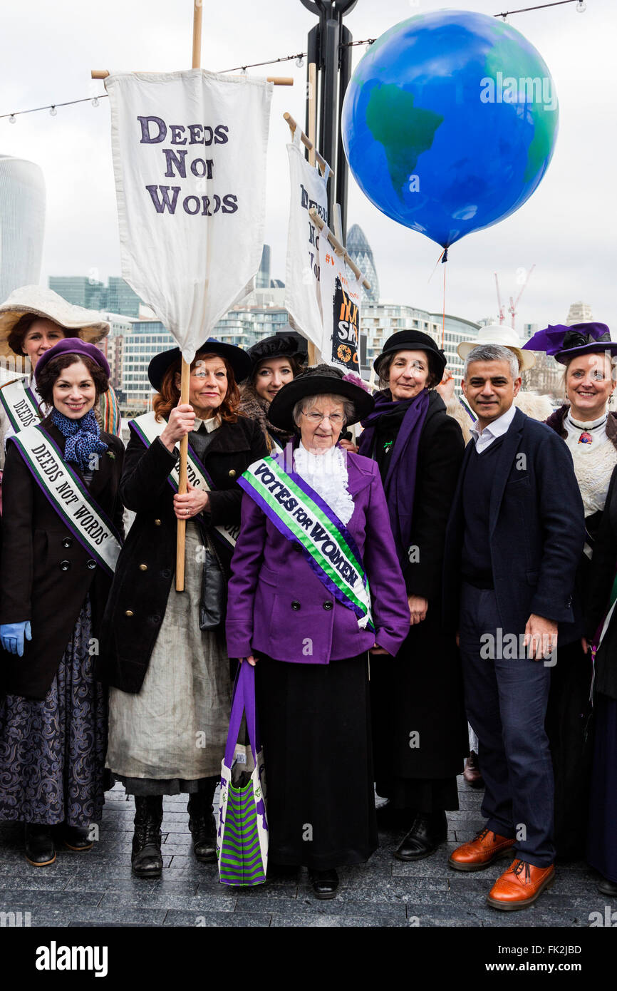 Londres, Royaume-Uni. 6 mars 2016. Sadiq Khan, du travail candidat au poste de maire de Londres, et le docteur Helen Pankhurst (centre) avec les suffragettes. Les suffragettes, les célébrités et les politiciens se réunissent à l'Hôtel de ville pour aller sur une Fête des mères "Marcher dans ses souliers de marche organisée par les soins de la charité. La marche est en solidarité avec les femmes et les filles à travers le monde qui subissent l'inégalité et l'injustice. Photo : Images éclatantes/Alamy Live News Banque D'Images