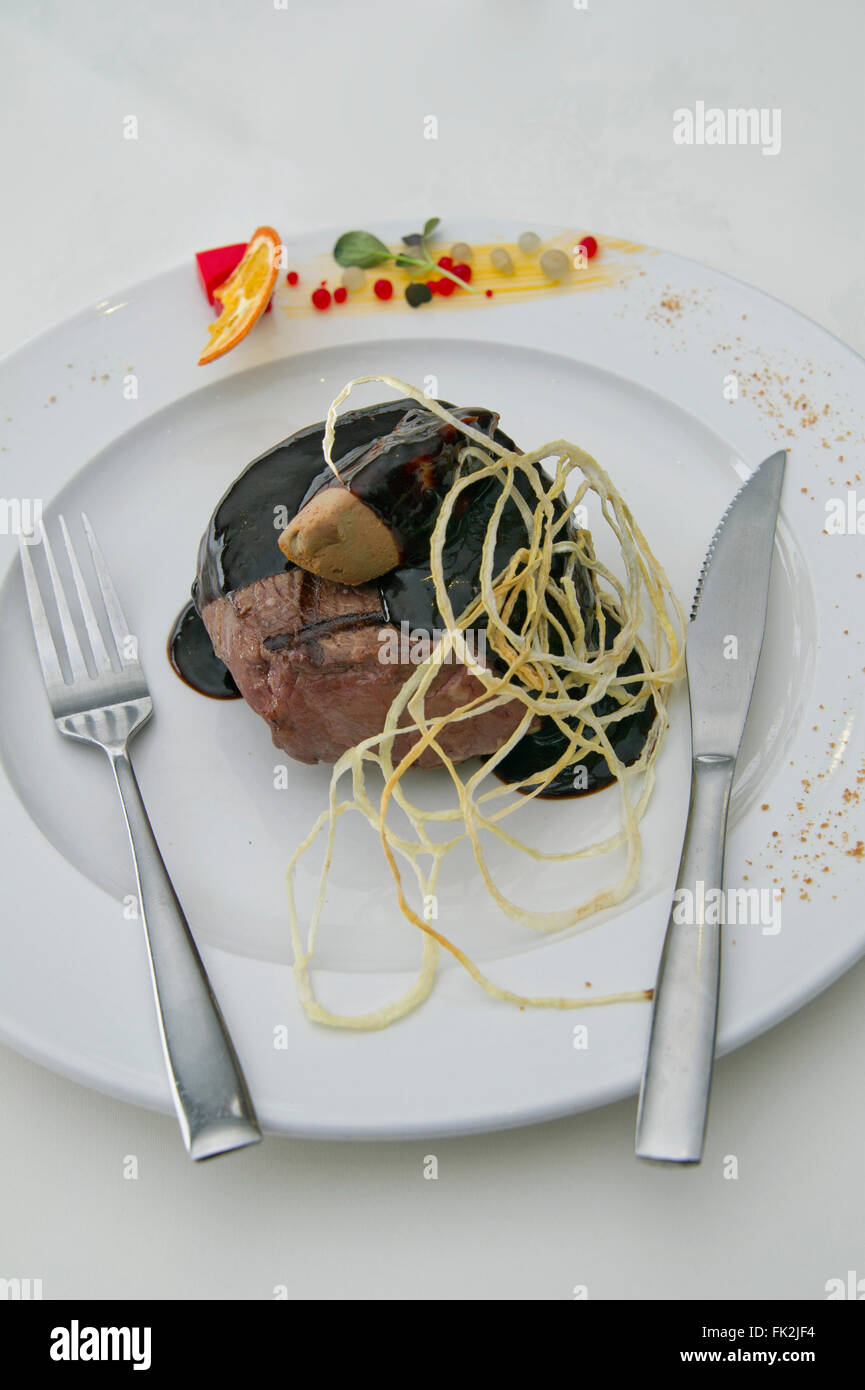 Filetto steak Rossini avec croûtons, surmontées de pate et sauce madère. Un restaurant italien propose une cuisine britannique Banque D'Images