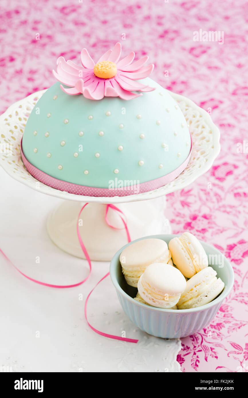 Gâteau décoré avec des fleurs Banque D'Images