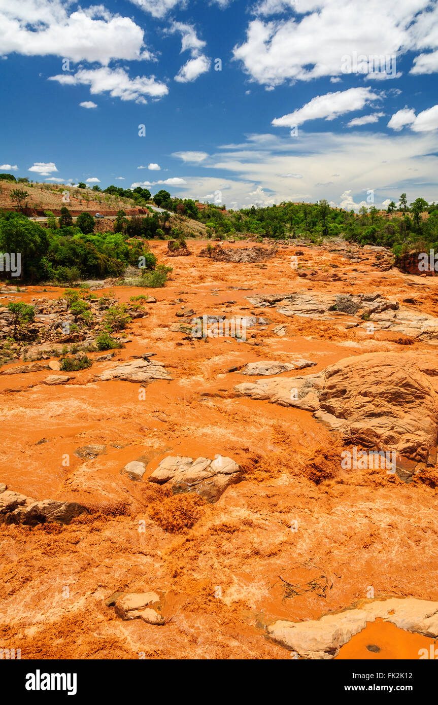 Rapides de la rivière Betsiboka en saison des pluies avec les sédiments rouge, Madagascar Banque D'Images