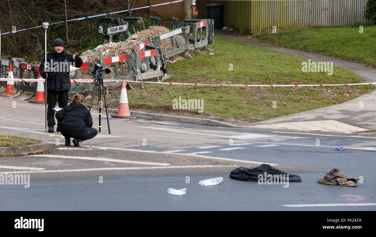 Andover Hampshire Dimanche 6 Mars 2016 Un cycliste est dans un état qui menace leur vie après un délit de fuite. La chasse de la police sont le conducteur d'un véhicule qui n'a pas réussi à arrêter après avoir frappé le 46-year-old man, qui a été trouvé étendu sur la route. Un automobiliste a appelé l'ambulance après avoir découvert l'homme blessé, d'Andover, qui a été emmené à l'hôpital avec ce qui est décrit comme très graves et mortelles blessures. La police est en train d'essayer de retracer le véhicule impliqué dans l'incident, qui s'est produit dans le voisinage de la folie rond point, Redon, Andover à environ 12. © uknip/A Banque D'Images