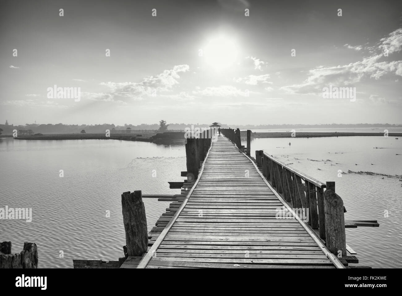 Images de paysage noir et blanc du pont de teck U Bein sur le lac Taungthaman, Amarapura, Myanmar Banque D'Images