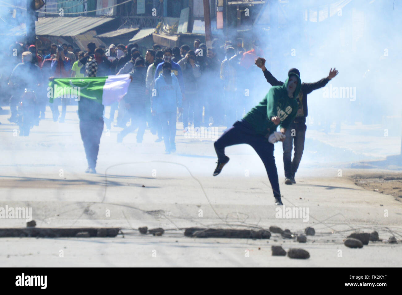 Les manifestants brandissant des pierres et de hurling Pakistan drapeau. Les manifestants musulmans du Cachemire en conflit avec les forces gouvernementales au cours de manifestations au cours de l'Université Jawaharlal Nehru en ligne vieux Srinagar. Manifestants en colère versé sur les rues principales de Gojwara et Rajouri Kadal domaines de Srinagar et soulevé des banderoles à l'appui de Jawaharal Nehru University (JNU) et des militants tués en EDI rencontrer peu après la prière du vendredi s'est terminé à Srinagar congrégation de la grande mosquée. La police a utilisé des grenades lacrymogènes pour disperser la foule. Des protestations ont été signalés dans de nombreuses régions de Srinagar, exigeant la libération de l'ex Del Banque D'Images