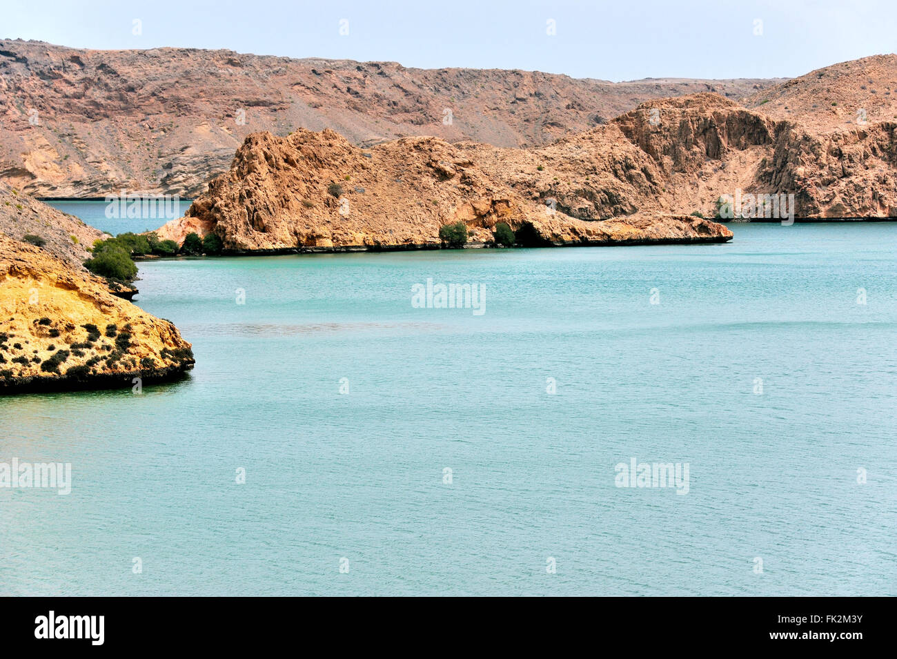 Avec la baie des rochers fascinants, près de palmes à la côte en tant que Sifah invite à nager, près de Mascate, Oman, près de centre de plongée Banque D'Images