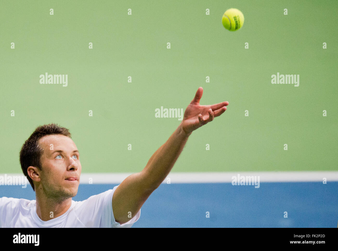 Hanovre, Allemagne. 06 Mar, 2016. De Commentaires de l'Allemagne frappe la balle pendant le 1er tour des célibataires match de tennis de la Coupe Davis entre Commentaires (Allemagne) et Berdych (République tchèque) à la TUI Arena de Hanovre, Allemagne, 06 mars 2016. PHOTO : JULIAN STRATENSCHULTE/DPA/Alamy Live News Banque D'Images