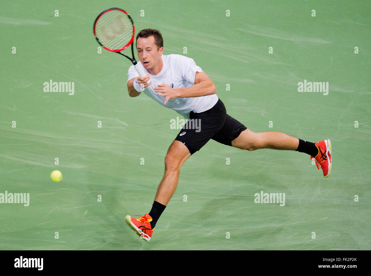 Hanovre, Allemagne. 06 Mar, 2016. De Commentaires de l'Allemagne frappe la balle pendant le 1er tour des célibataires match de tennis de la Coupe Davis entre Commentaires (Allemagne) et Berdych (République tchèque) à la TUI Arena de Hanovre, Allemagne, 06 mars 2016. PHOTO : JULIAN STRATENSCHULTE/DPA/Alamy Live News Banque D'Images