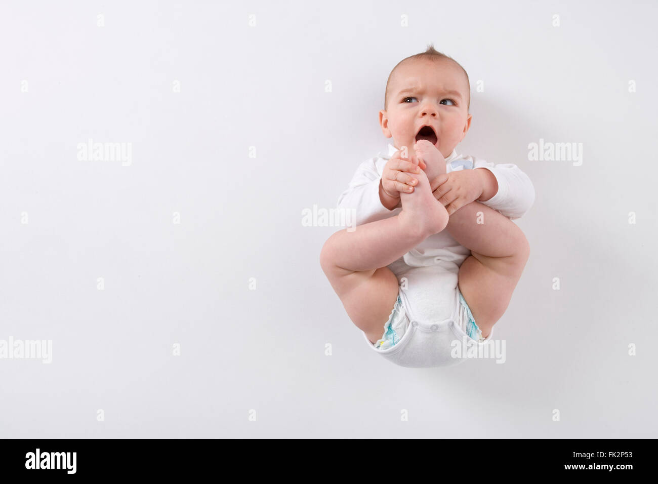 Bebe Garcon Est Allonge Sur Le Sol Avec Son Pied Dans Sa Bouche Avec De La Place Pour Le Texte Sur Fond Blanc Photo Stock Alamy Bebe Garcon Est Allonge Sur Le Sol Avec Son Pied Dans Sa Bouche Avec De La Place Pour Le Texte Sur Fond Blanc Photo Stock Alamy