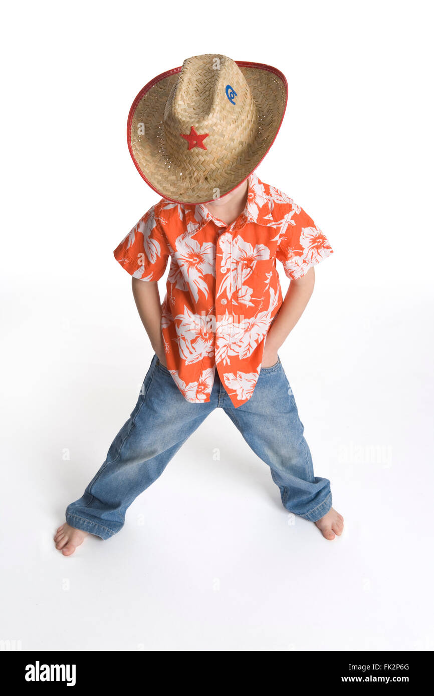 Petit garçon est debout avec un sheriff Hat Looking Down on white background Banque D'Images