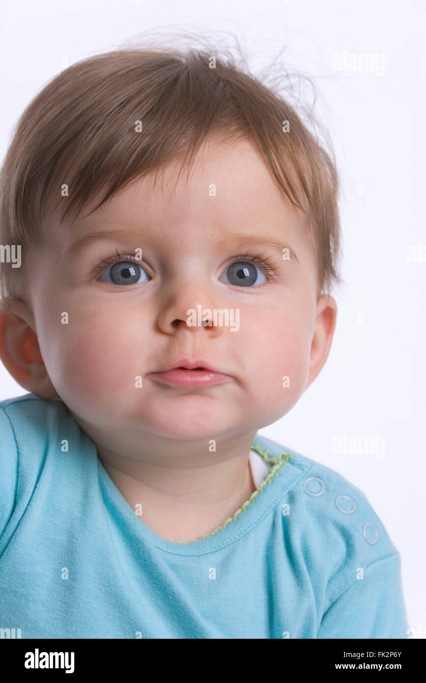 Portrait d'une fille de bébé sur fond blanc Banque D'Images