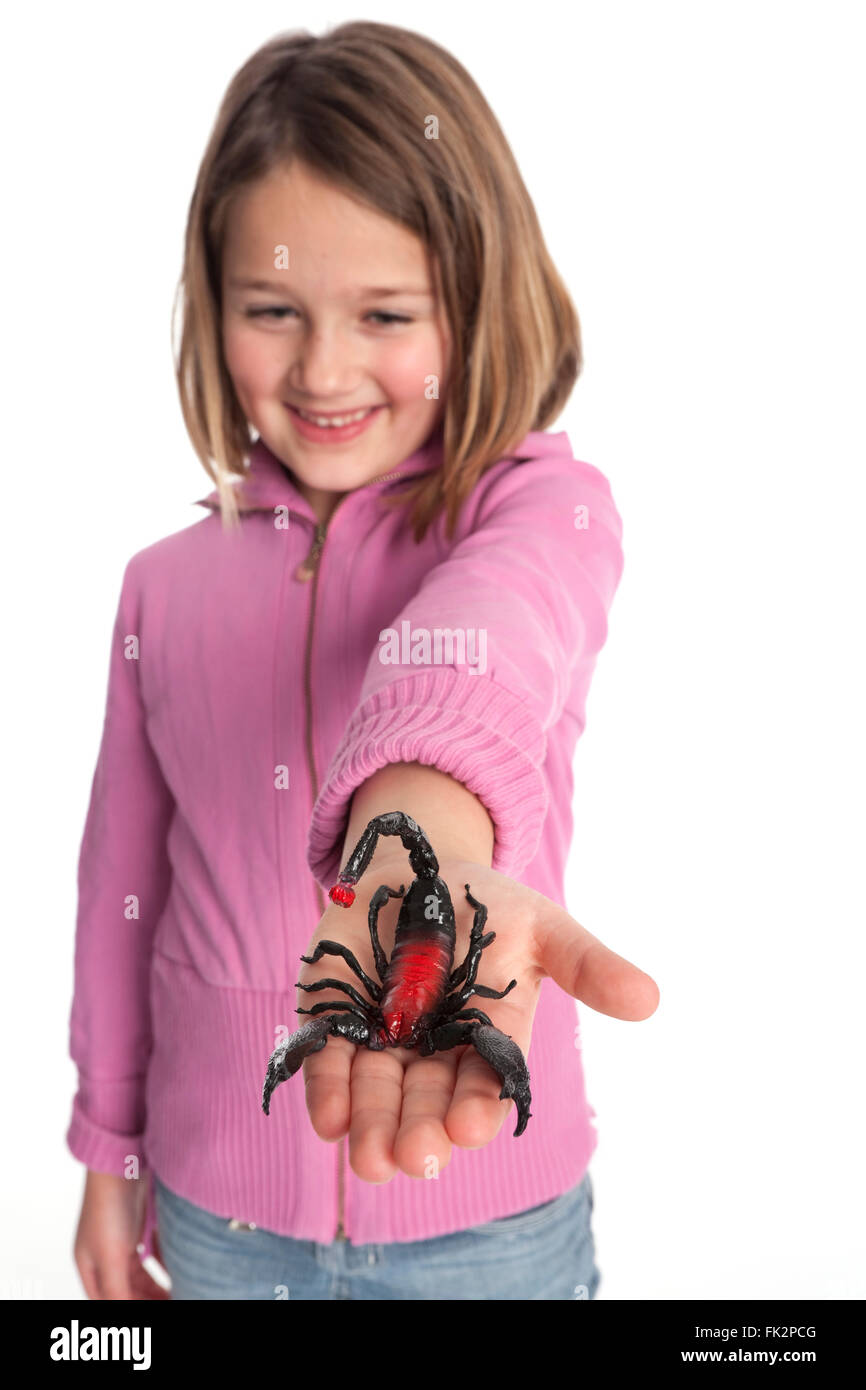 Petite Fille Est Montrant Un Scorpion En Plastique A La Main Avec Une Expression Effrayee Sur Fond Blanc Photo Stock Alamy