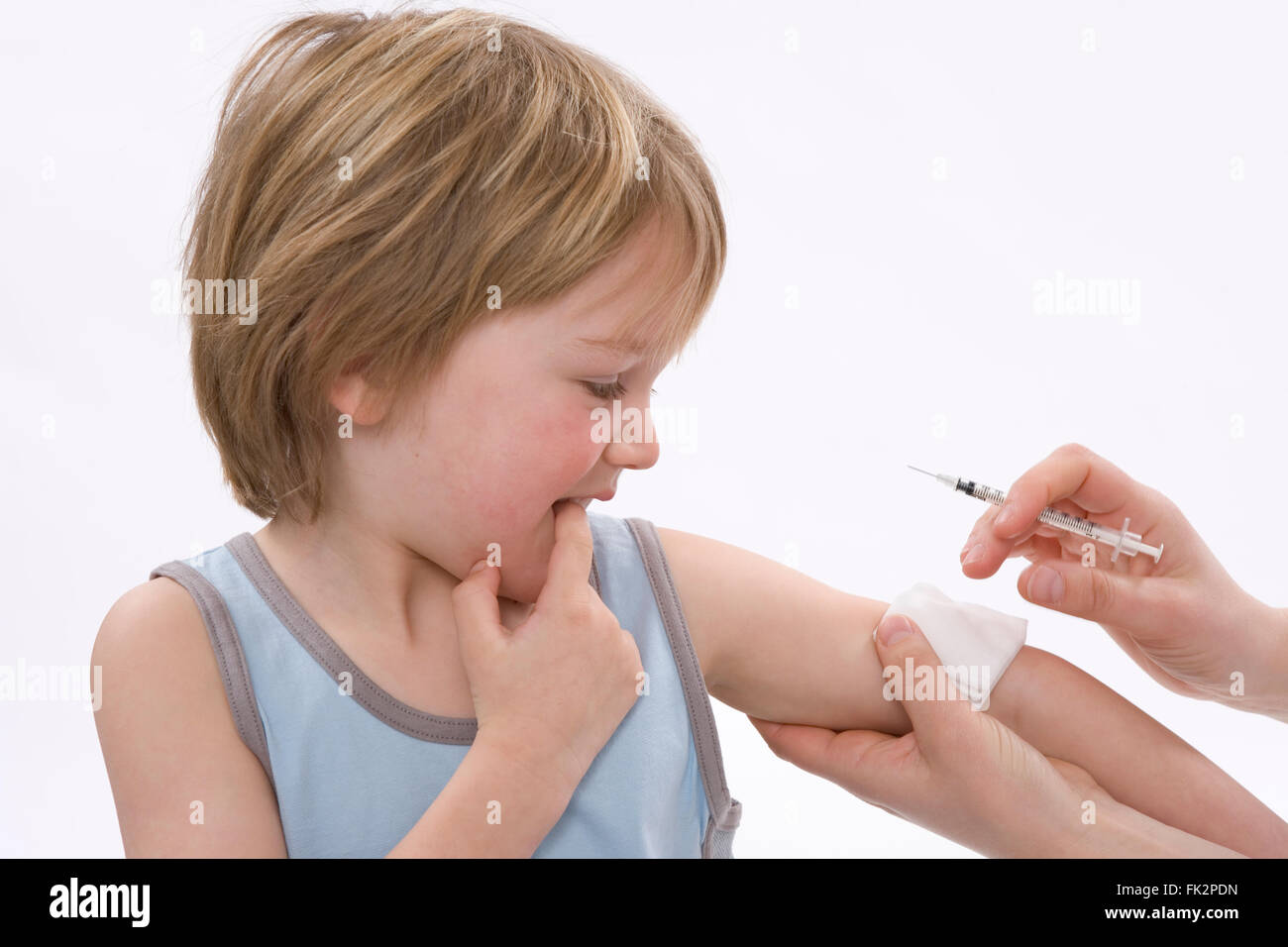 Petit garçon est à la peur lorsqu'il obtient une vaccination sur fond blanc Banque D'Images