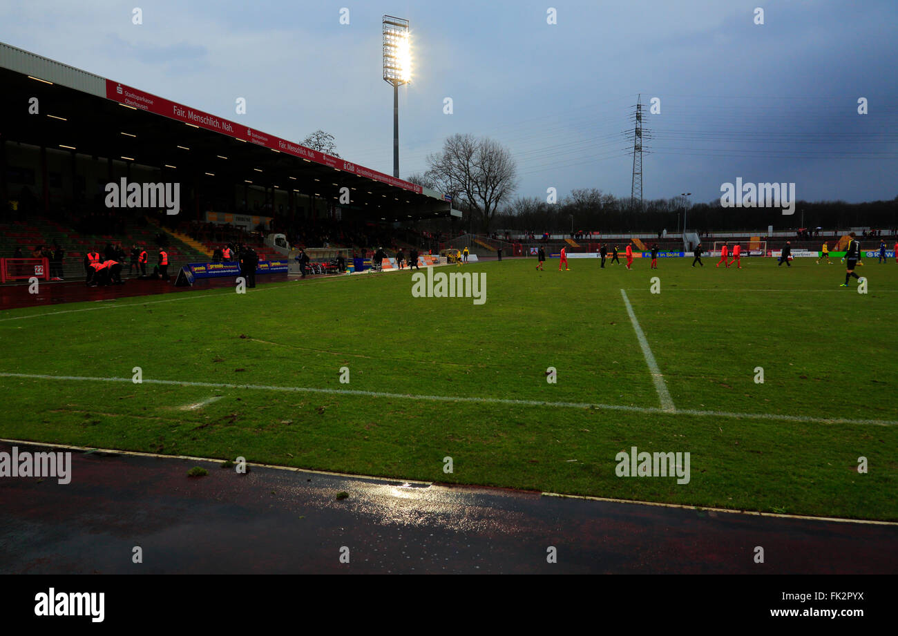 Sport, football, Ligue Régionale Ouest, 2015-2016, Rot Weiss Oberhausen contre Borussia Dortmund U23 3:1, stade Niederrhein à Oberhausen, photographie, Symbolfoto symbolique, stade, match de projecteur, le soir, l'humeur, l'atmosphère Banque D'Images