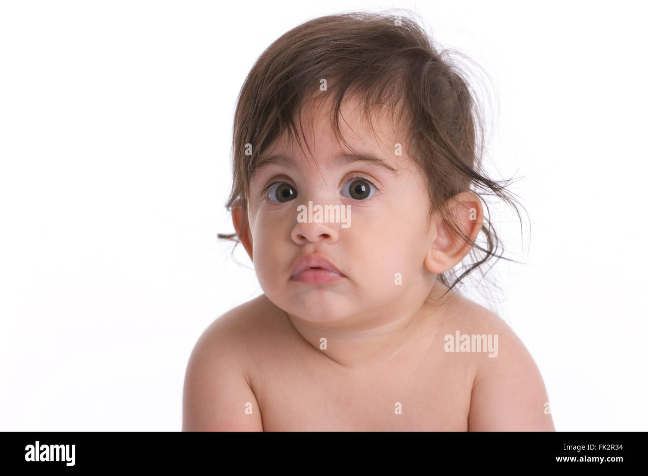 Portrait D Une Petite Fille Avec Beaucoup De Cheveux Noirs Sur Fond Blanc Photo Stock Alamy