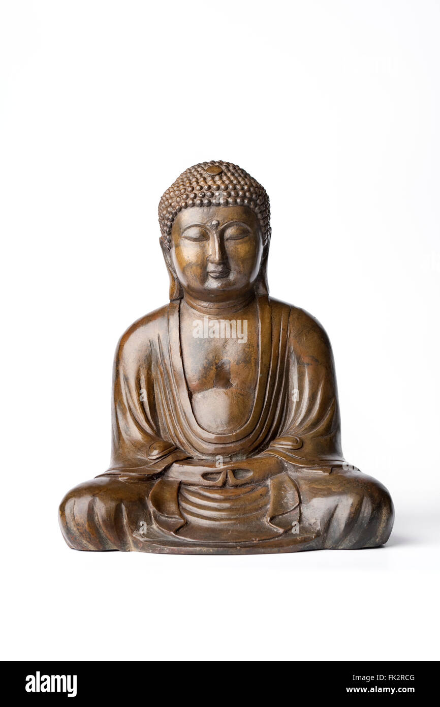Statue de Bouddha en bronze sur fond blanc Banque D'Images