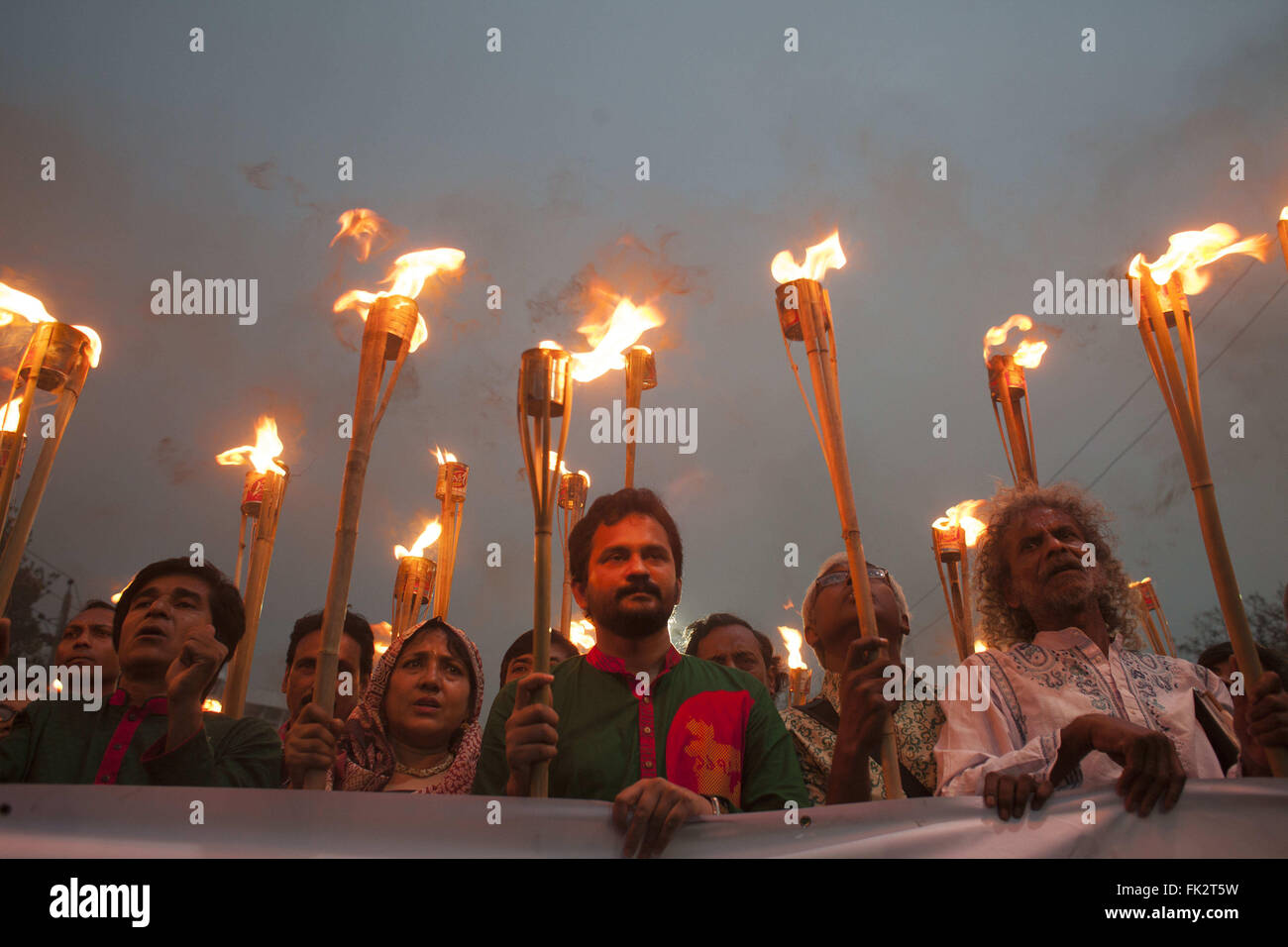 Dhaka, Bangladesh. Mar 6, 2016. Ganajagaran manche prend une torche procession pour protester contre ce qu'il appelle des complots pour sauver criminel de guerre Quasem Mir Ali, Dhaka, Bangladesh. Un deuxième chef du plus grand parti islamique du Bangladesh a été condamné à mort pour crimes de guerre commis pendant la guerre de 1971 contre le Pakistan. © Suvra Kanti Das/ZUMA/Alamy Fil Live News Banque D'Images