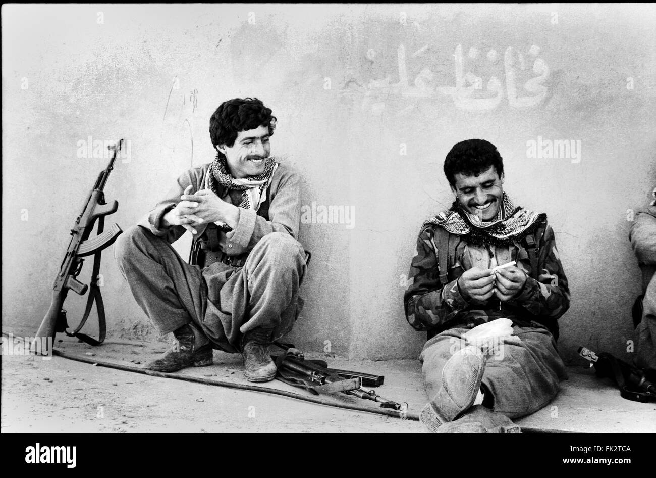 Près de Zakho, dans le nord de l'Irak, le Kurdistan. Mars 1991.combattants du Front du Kurdistan, au cours d'une accalmie, prendre une pause cigarette pendant le soulèvement des Kurdes contre les forces de Saddam Hussein. Photo par:Richard Wayman Banque D'Images