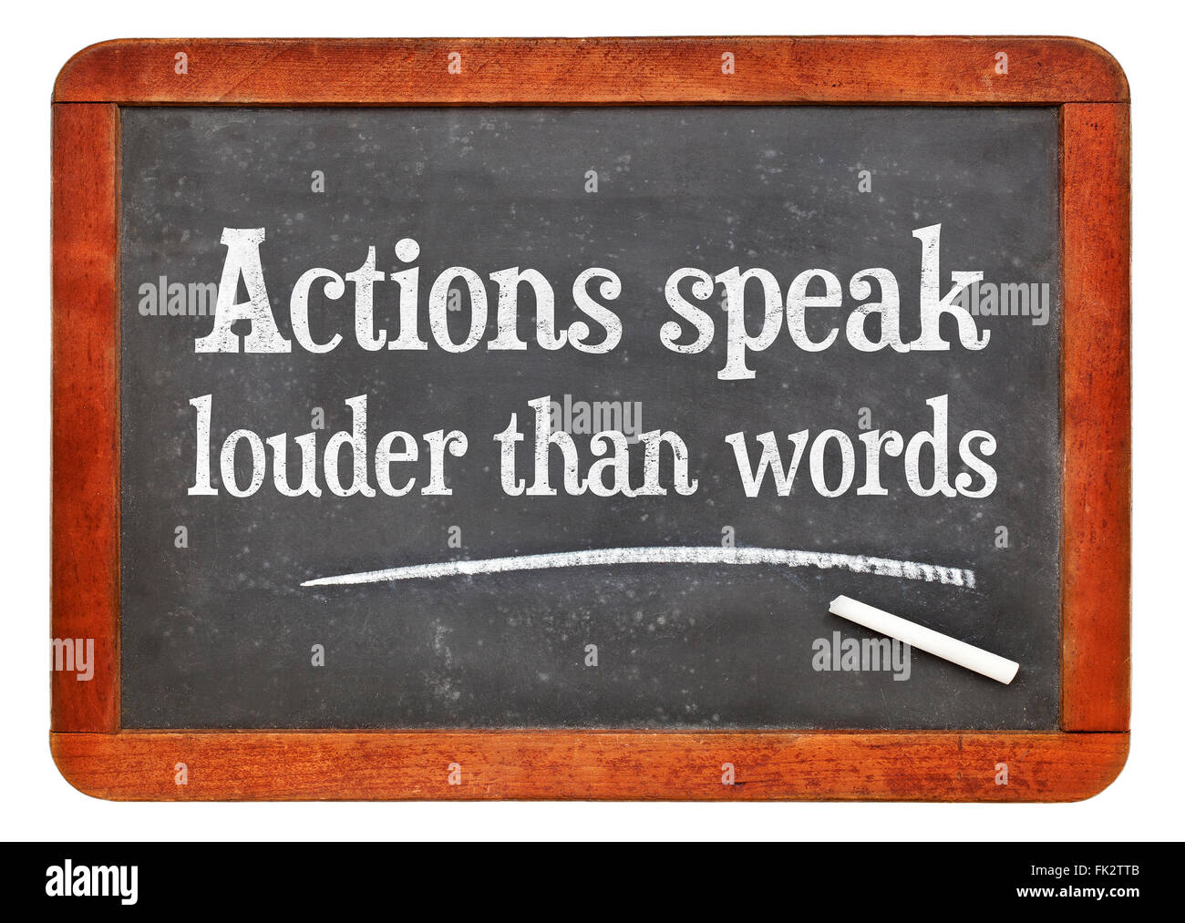 Les actes parlent plus que les mots - proverbe texte de craie blanche sur un tableau noir ardoise vintage Banque D'Images