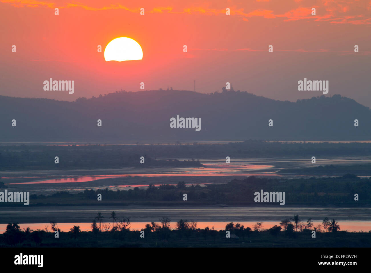 L'Asie, l'Asie du Sud-Est, le Myanmar, Mawlamyine, coucher de soleil sur le Thanlwin (delta du fleuve Salween) Banque D'Images