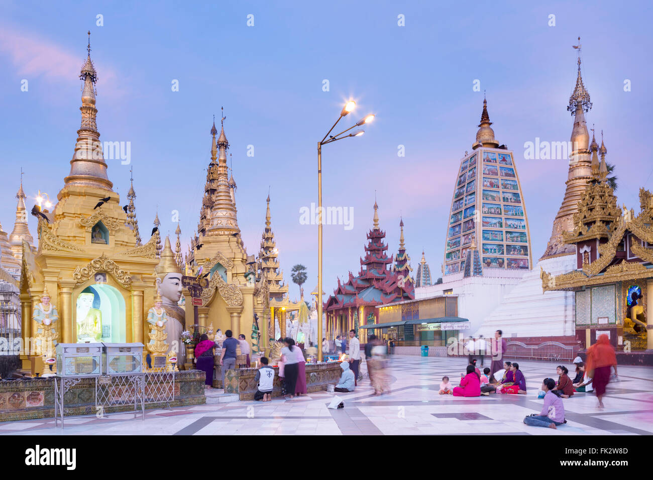 Temples autour de la pagode Schwedagon bouddhiste Banque D'Images