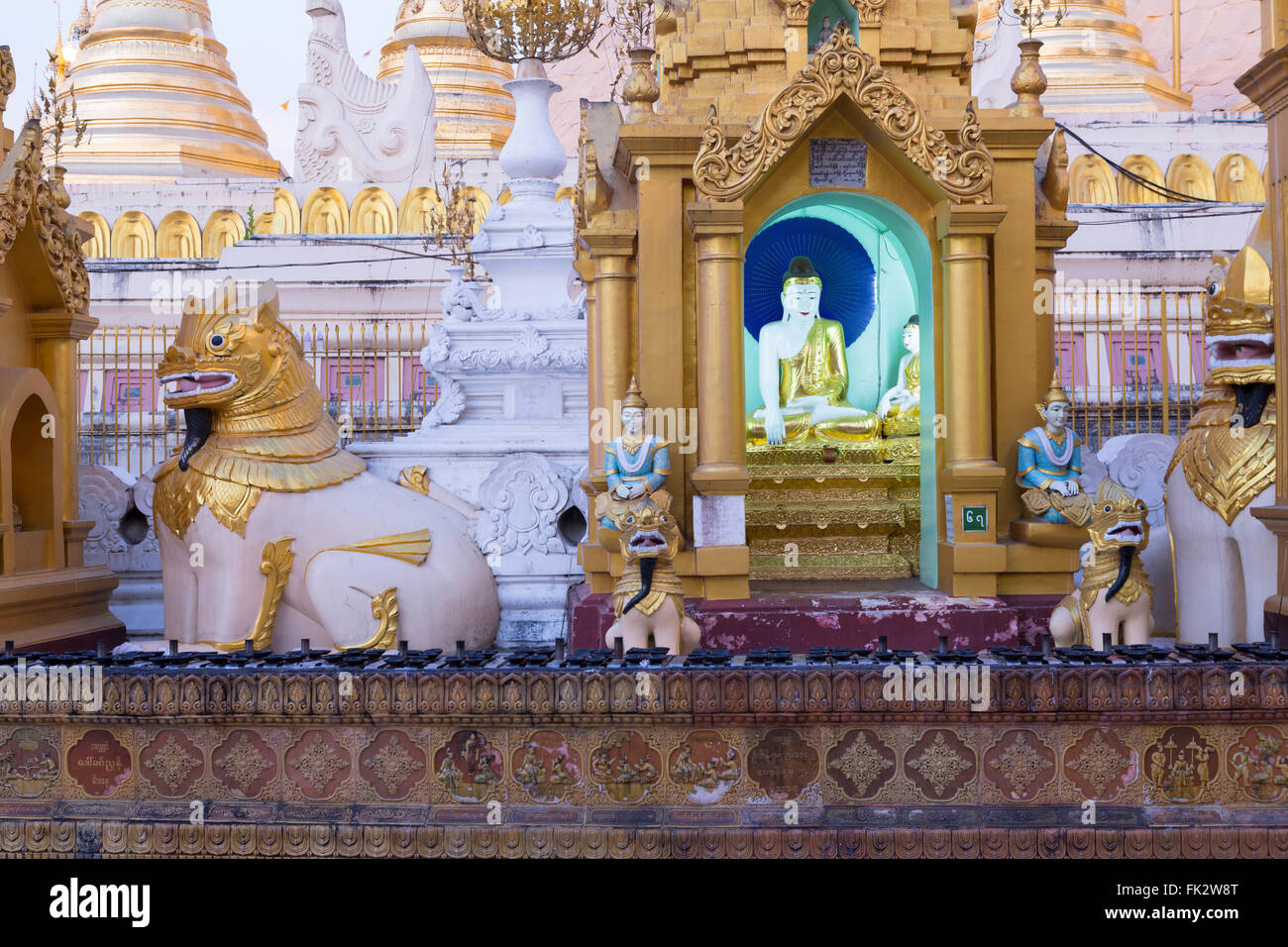 Un sanctuaire coloré à la pagode Schwedagon, classée au patrimoine mondial de l'UNESCO, Yangon, Myanmar Banque D'Images