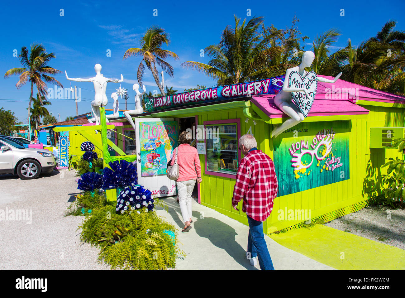 Inquaint personnes shopping boutiques colorées sur Pine Island Road à Matlacha Florida Banque D'Images