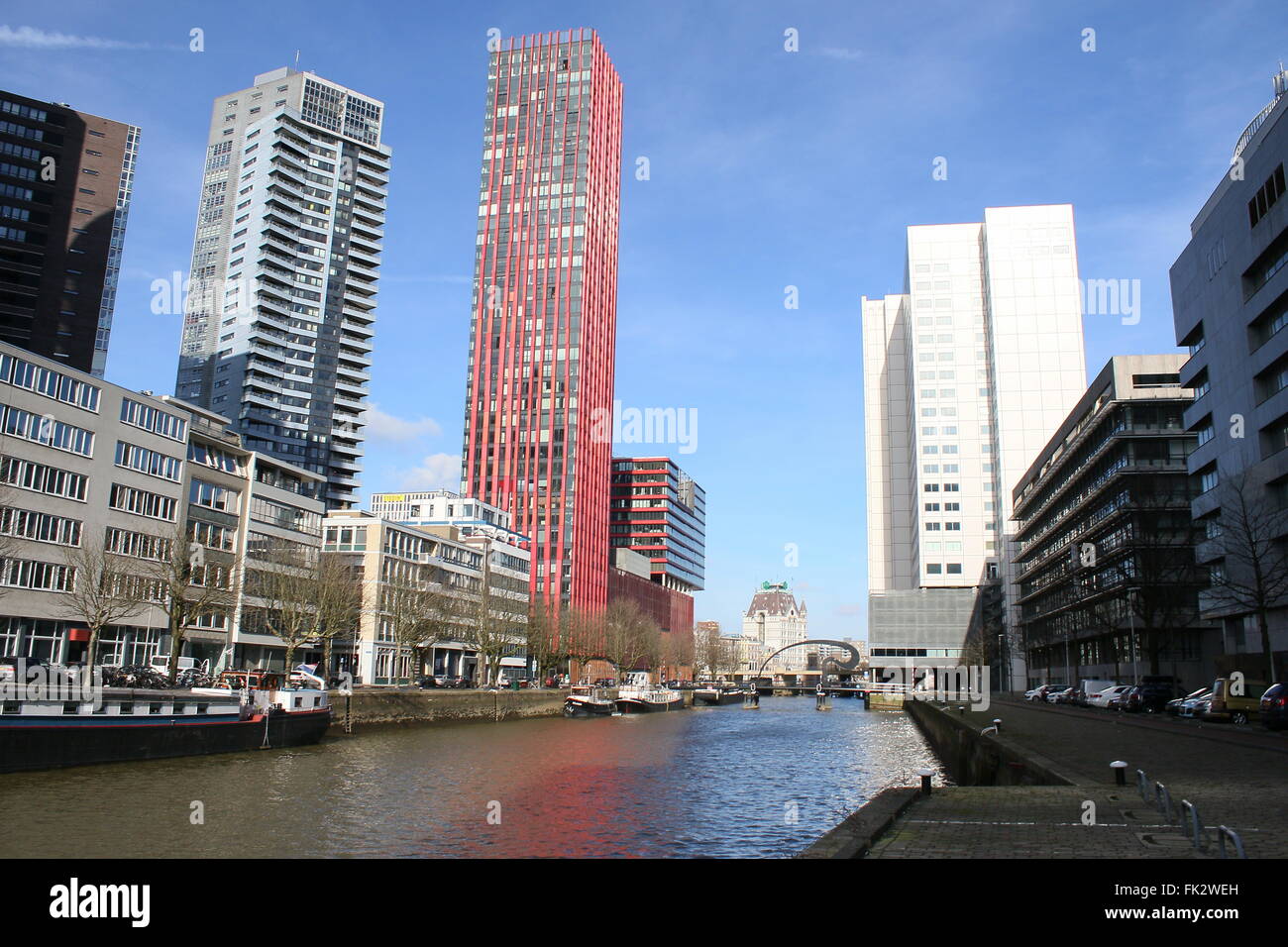 À l'horizon, Wijnhaven centre de Rotterdam, Pays-Bas. Gratte-ciel résidentiel pomme rouge (124m, 2009, KCAP Architects & Planners) Banque D'Images