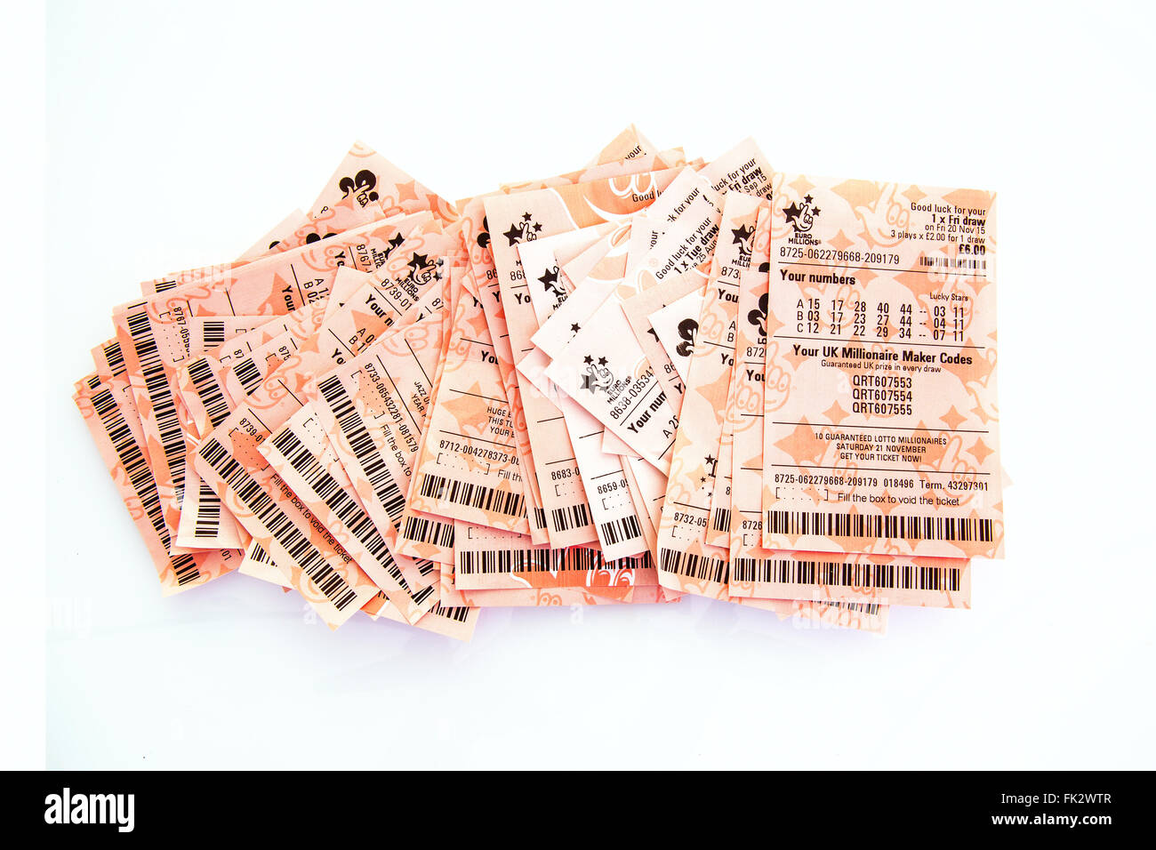 Rangée de perdre des billets de loterie sur fond blanc Banque D'Images
