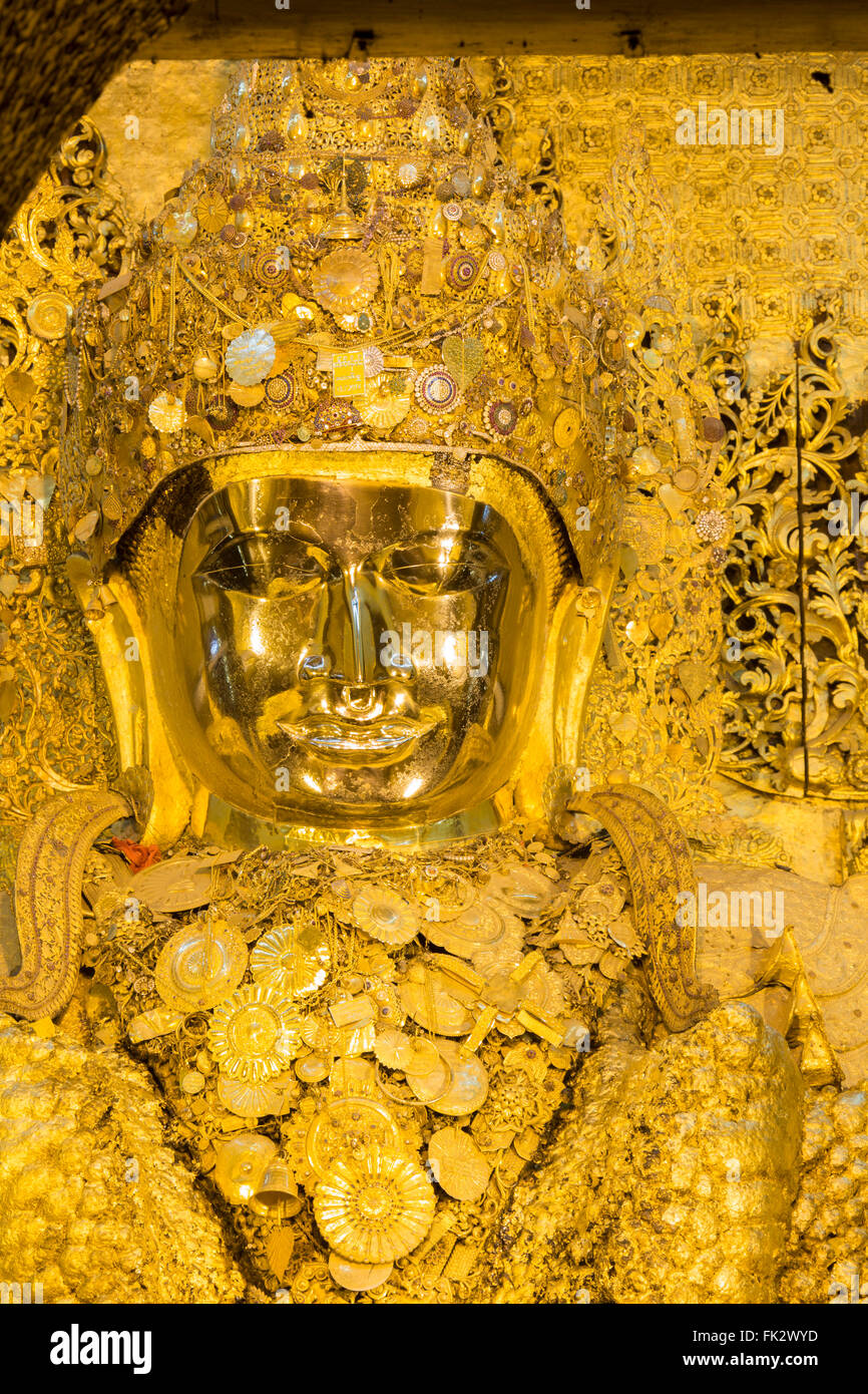 Temple du Bouddha Mahamuni, couverts en effigie de Bouddha Mandalay Banque D'Images
